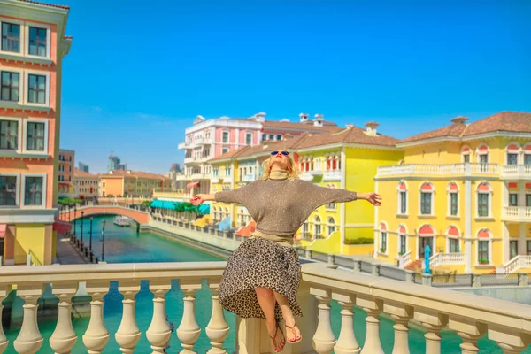 Γυναίκα απολαμβάνοντας κανάλια Βενετίας — Φωτογραφία Αρχείου