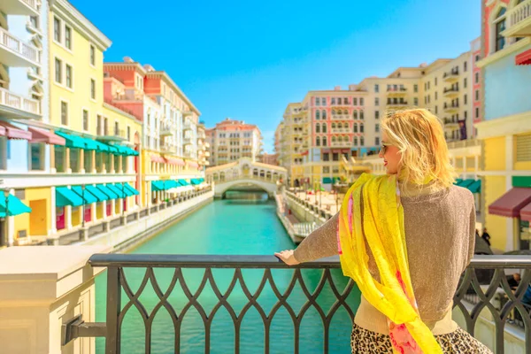 Mujer en Venecia Doha — Foto de Stock