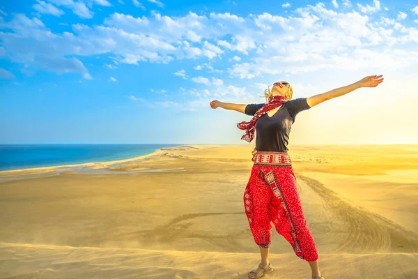 Wanita di gurun Qatar — Stok Foto