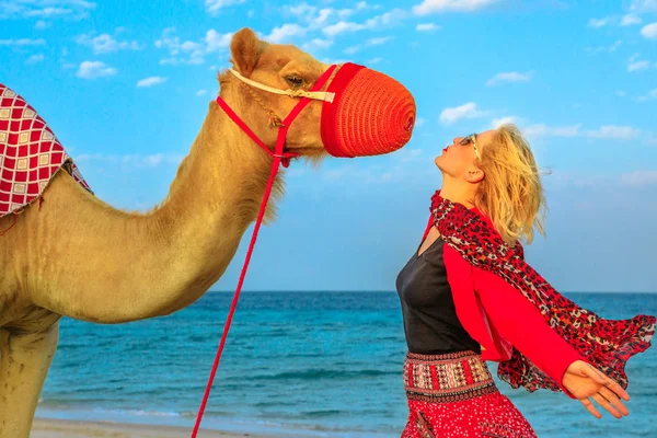 Femme avec chameau — Photo