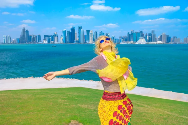 Vrouw bij Doha Skyline — Stockfoto