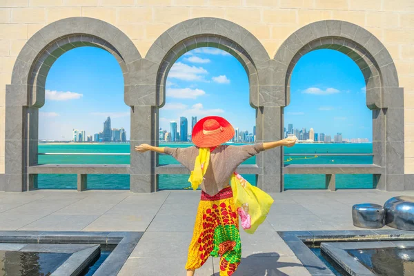 Vrouw zoekt Doha skyline — Stockfoto