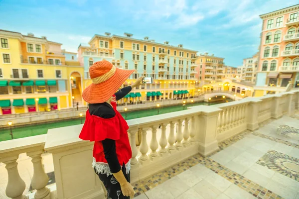 Mujer en Venecia Puente — Foto de Stock