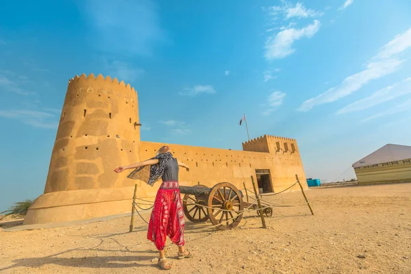 Mujer en el norte de Qatar — Foto de Stock