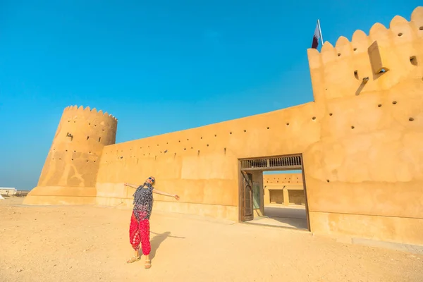 Mujer en Zubara Fort Qatar — Foto de Stock