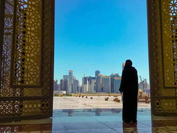 モスクのドーハでの女性 — ストック写真