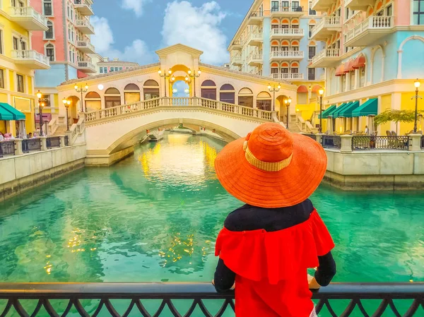 Mujer en Venecia Doha crepúsculo — Foto de Stock