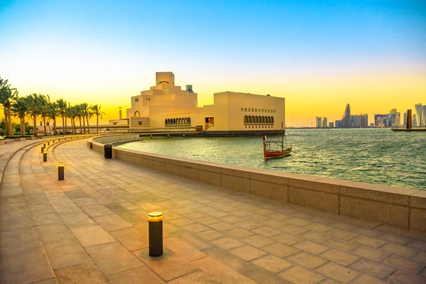 Doha Bay paisaje al atardecer — Foto de Stock