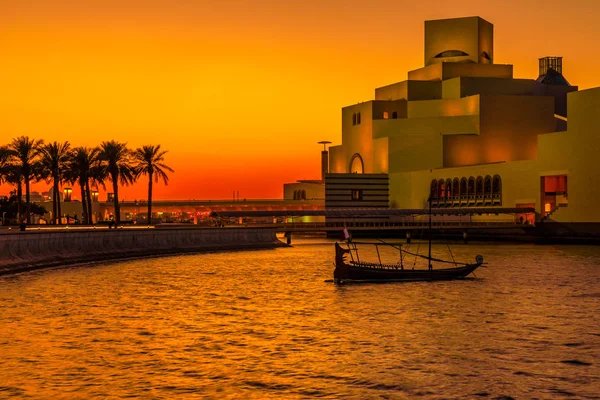 Farbenfroher Sonnenuntergang an der Doha Bay — Stockfoto