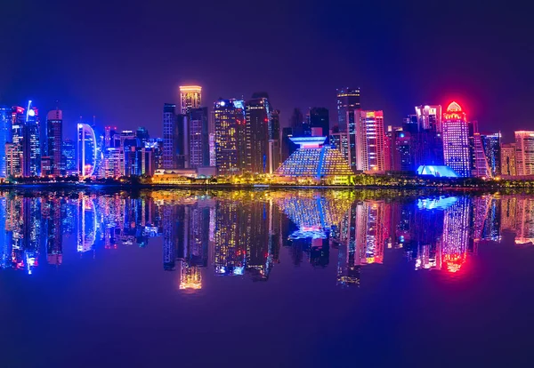 Doha skyline spiegeling van de nacht — Stockfoto