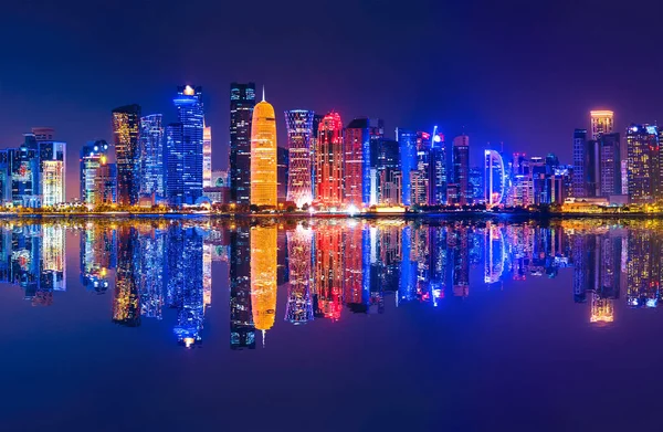 Doha wolkenkrabbers als gevolg van de nacht — Stockfoto
