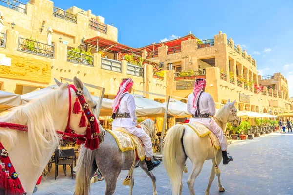 Cavaleiros árabes em Souq Waqif — Fotografia de Stock