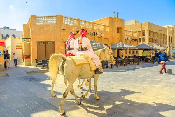 Police à cheval à Souq Waqif — Photo