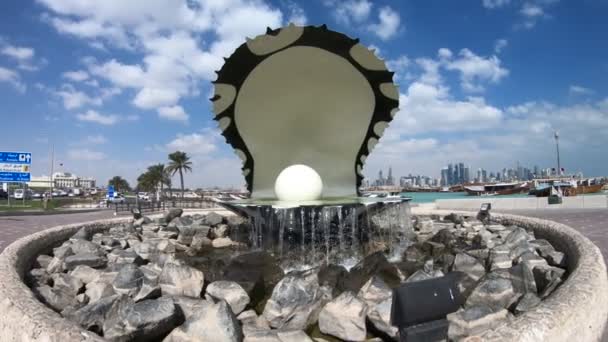 Pärla monument och Doha-moskén — Stockvideo