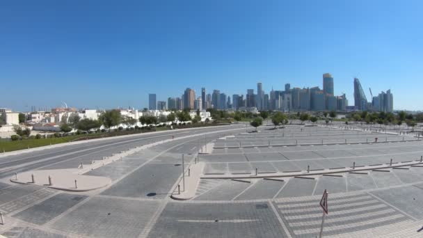Bahía Oeste y Mezquita de Doha — Vídeo de stock