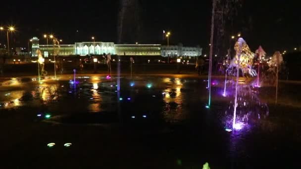 喷泉在 Souq Waqif 公园慢动作 — 图库视频影像