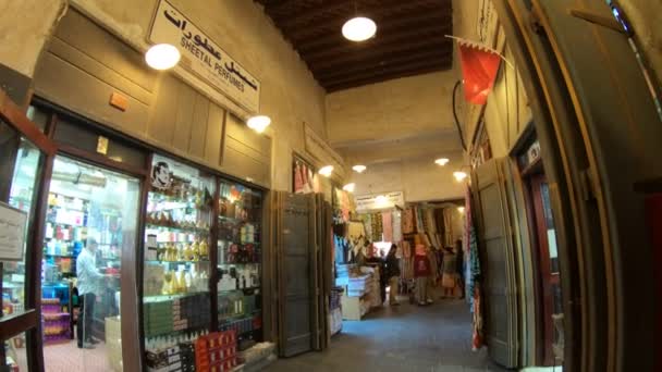 Souq waqif traditionelle Kleidung — Stockvideo