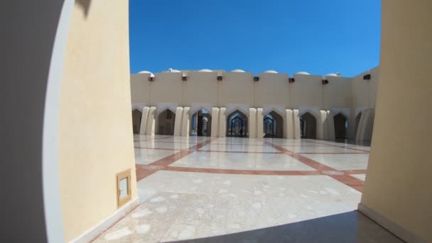 Arkaden der staatlichen Moschee von Katar — Stockvideo