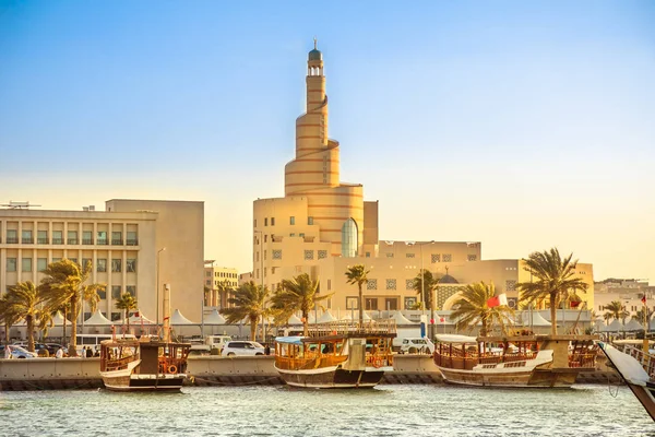Дахау гавані і Доха мечеть — стокове фото