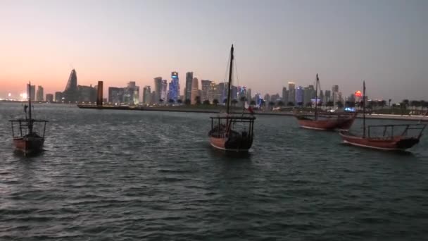 Frente al mar de Doha Bay — Vídeo de stock