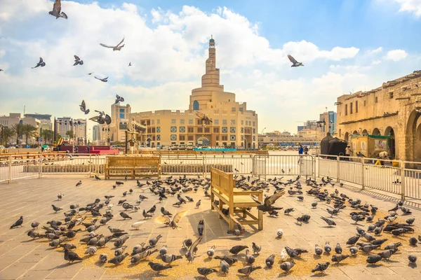 鸽子在 Souq Waqif 飞行 — 图库照片