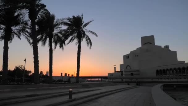 Coucher de soleil sur le front de mer de Doha Bay — Video