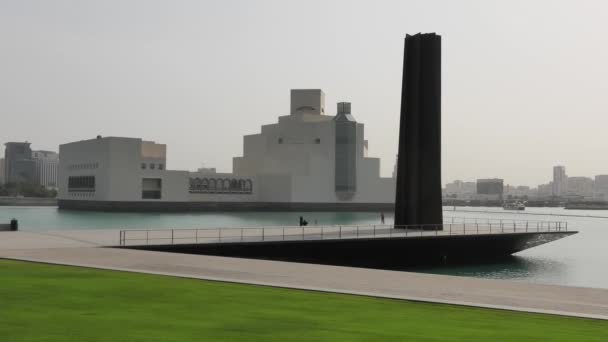 Doha Museum stål Obelisken — Stockvideo