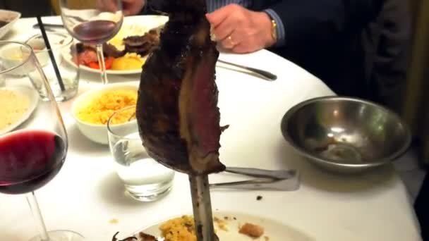 Tükürük üzerinde kızarmış sığır eti — Stok video
