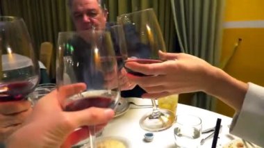 Kırmızı şarap ve aile tezahürat
