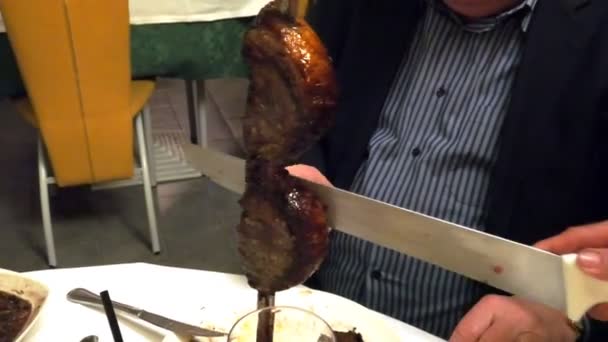 Braziliaans restaurant met zwaard — Stockvideo