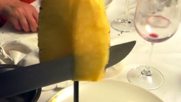 Pineapple cut in Brazilian steak house — Stock Video