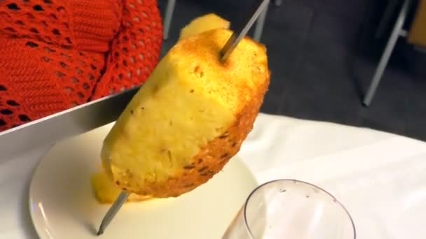 Pineapple slices in Brazilian Steak house — Stock Video