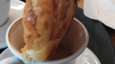 pasta ve cappuccino kahvaltı