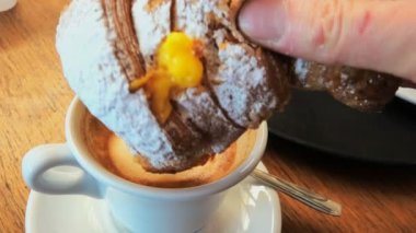 kruvasan ve cappuccino kahvaltı