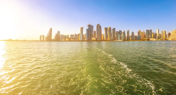 Horizonte de Doha desde el barco — Foto de Stock