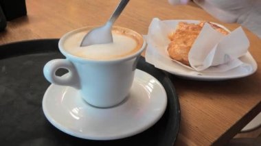 kaşık karıştırma cappuccino