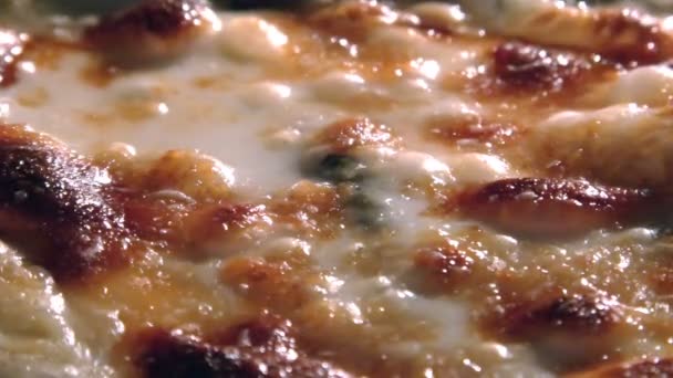 Bakning pizza närbild — Stockvideo