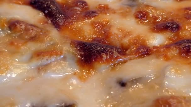 Moussaka aus nächster Nähe backen — Stockvideo