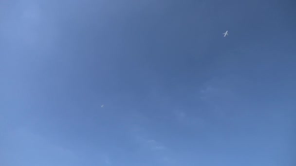 Uçak gökyüzünde izole — Stok video