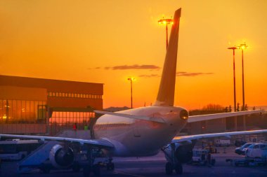 gün batımında uçak