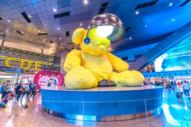 URS Fischer tarafından lamba ayı heykeli