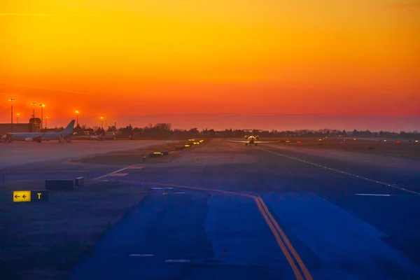 Piste de l'aéroport au coucher du soleil — Photo
