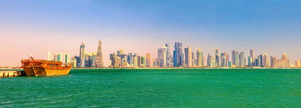 Panoramę Doha i Dhow — Zdjęcie stockowe