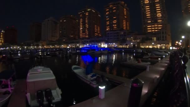Porto Arabia Doha natt båtar — Stockvideo