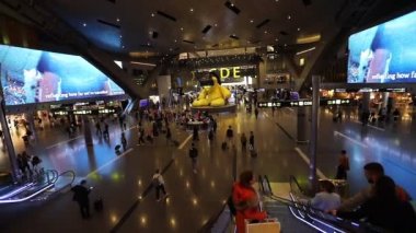 URS Fischer tarafından lamba ayı heykeli