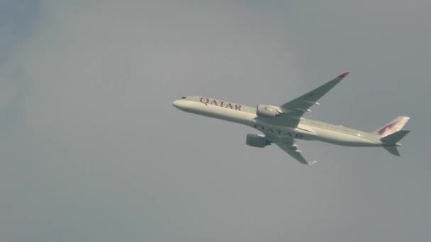 Літаючий літак авіакомпанії Qatar Airways — стокове відео