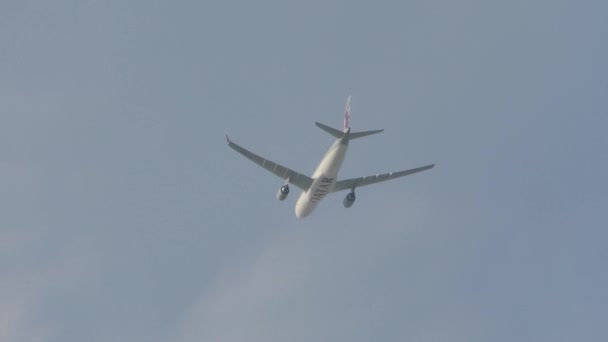 卡塔尔航空公司飞机在天空中飞行 — 图库视频影像
