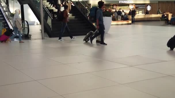 Aeroporto escada rolante SLOW MOTION — Vídeo de Stock