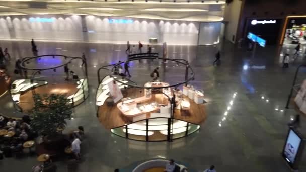 İstanbul Havalimanı alışveriş merkezi ve restoranları — Stok video