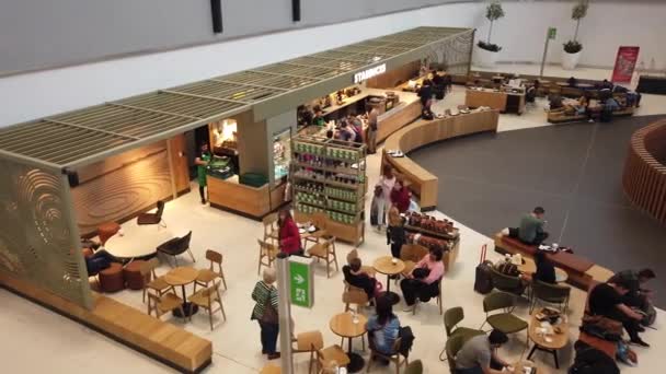 Starbucks am Flughafen Istanbul — Stockvideo